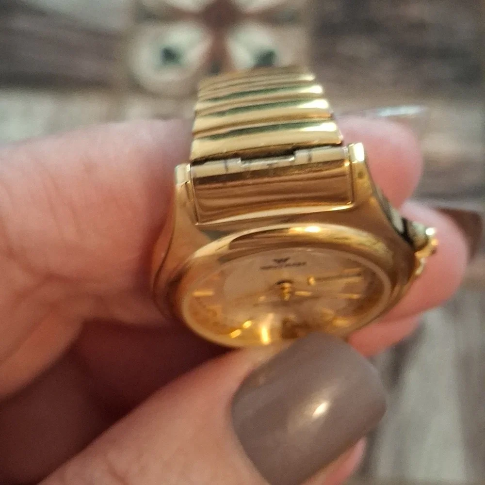 Waltham WEO19 Ladies Goldtone Watch. Quartz Movement, Day/Date, Stretch Band.